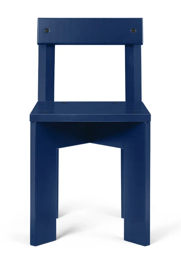 Blå FERM LIVING-stol i otroligt snygg modell.