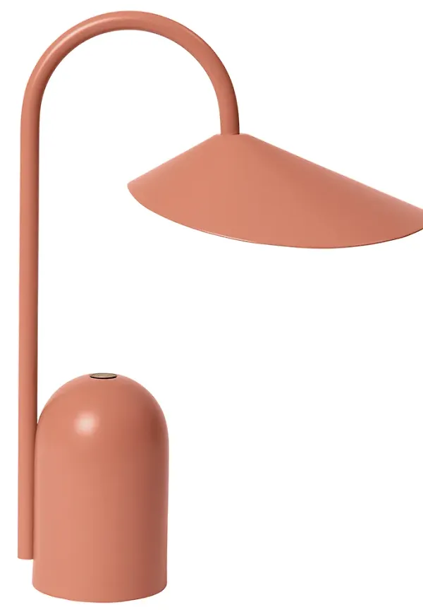 Moderiktig lampa i järn från FERM LIVING.