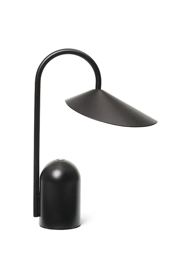 Fantastiskt snygg bordslampa i svart färg gjord i aluminium.