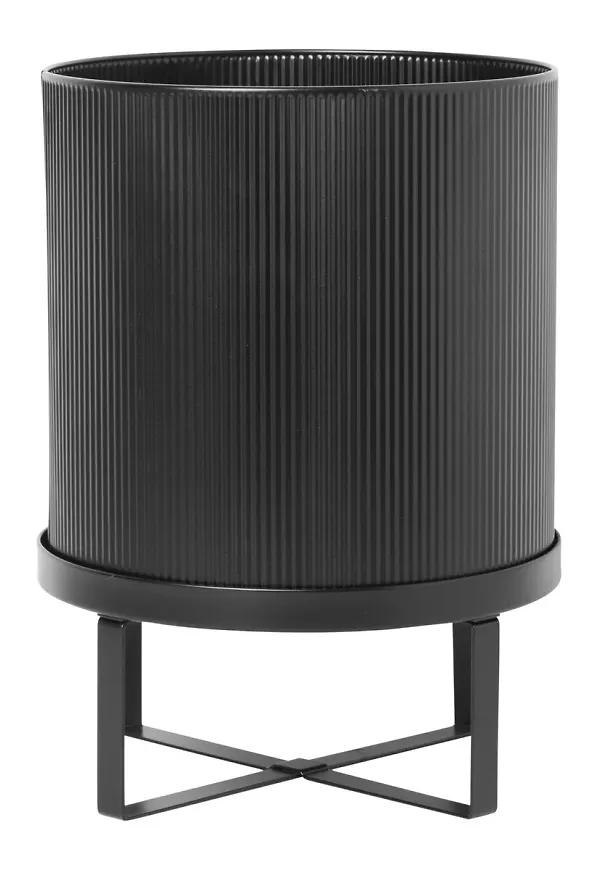 Otroligt fin kruka i svart från FERM LIVING.