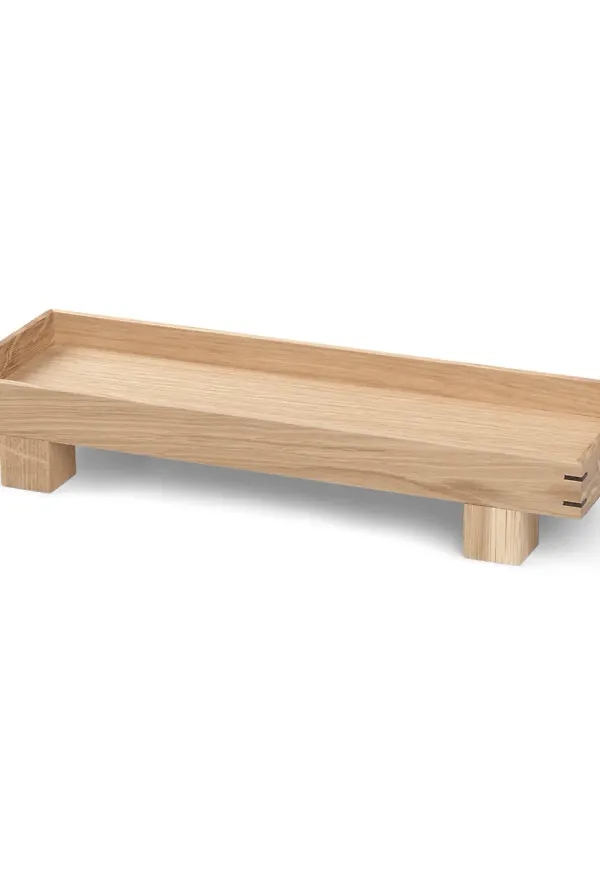 Klassisk bricka i brun färg gjord i ek.