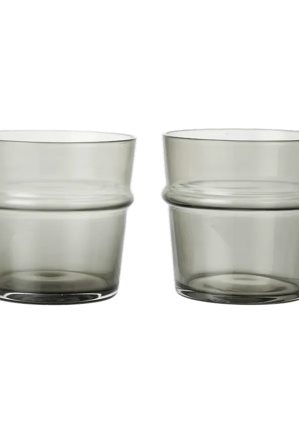 Grå FERM LIVING-dricksglas i otroligt snygg modell.