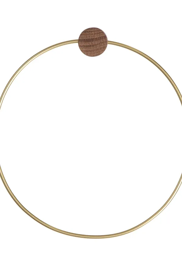 Guldfärgad FERM LIVING-handdukshängare i mysig modell.