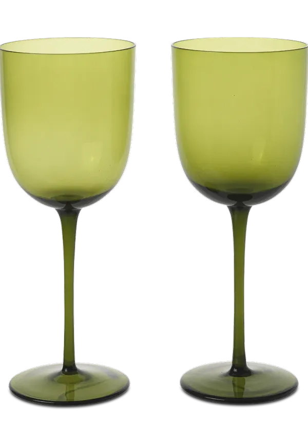 Grön FERM LIVING-vitvinsglas i moderiktig modell.