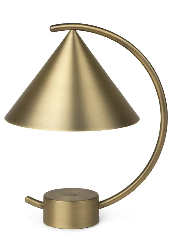 Guldfärgad FERM LIVING-lampa i jättefin modell.
