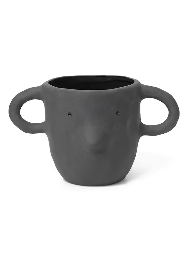 Mörkgrå FERM LIVING-möbel i klassisk modell.