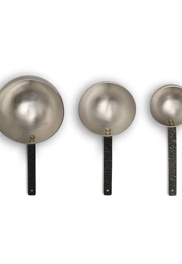 Silverfärgad FERM LIVING-måttsats i vacker modell.