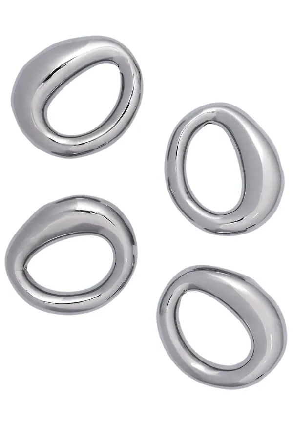 Silverfärgad FERM LIVING-servettring i riktigt snygg modell.