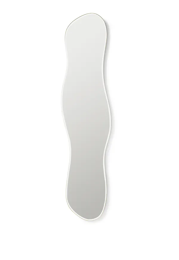 Guld FERM LIVING-spegel i fin modell.