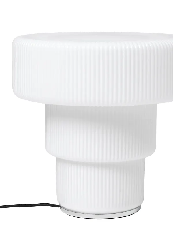 Vit FERM LIVING-bordslampa i klassisk modell.