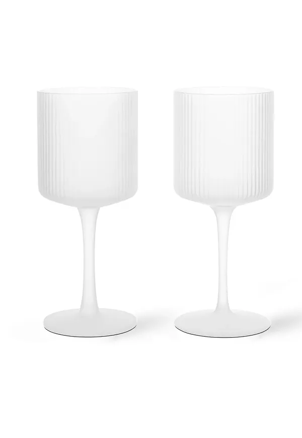 Vit FERM LIVING-vitvinsglas i exklusiv modell.