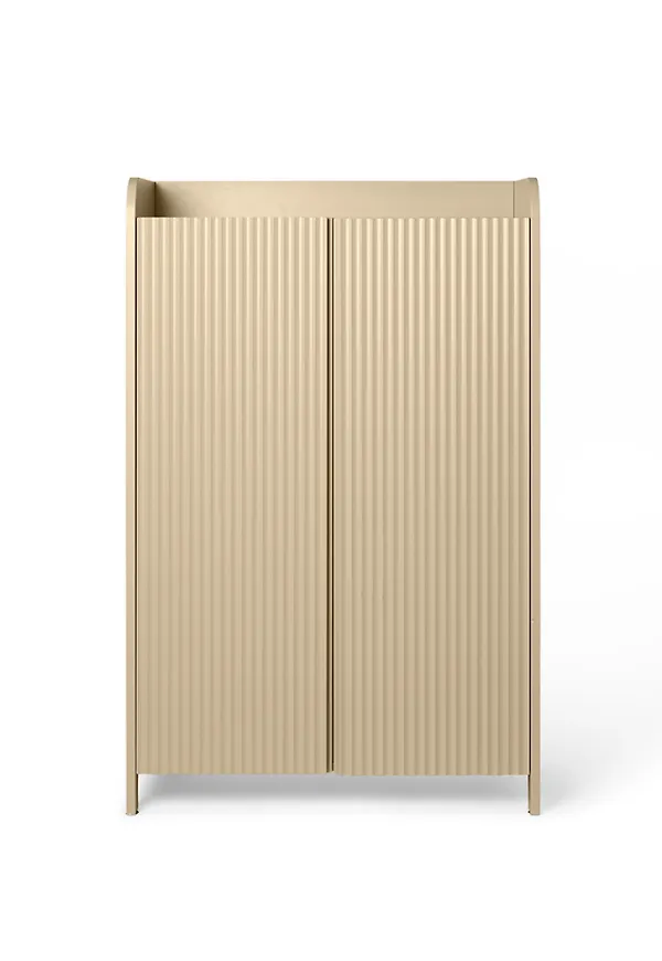 Beige FERM LIVING-skåp i ikonisk modell.