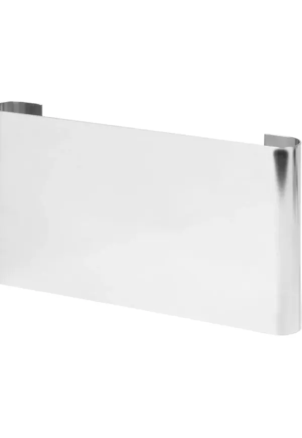 Silverfärgad FERM LIVING-väggspegel i vacker modell.