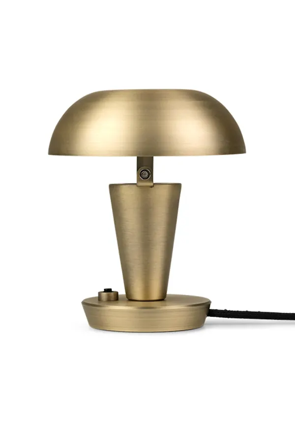 Mysig guldfärgad lampa 2025 från FERM LIVING.