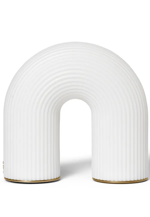 Stilren bordslampa 2026 från FERM LIVING.