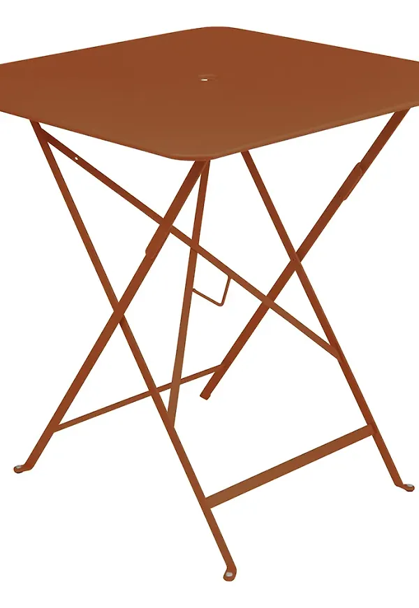 Smickrande bord i oranget från Fermob.