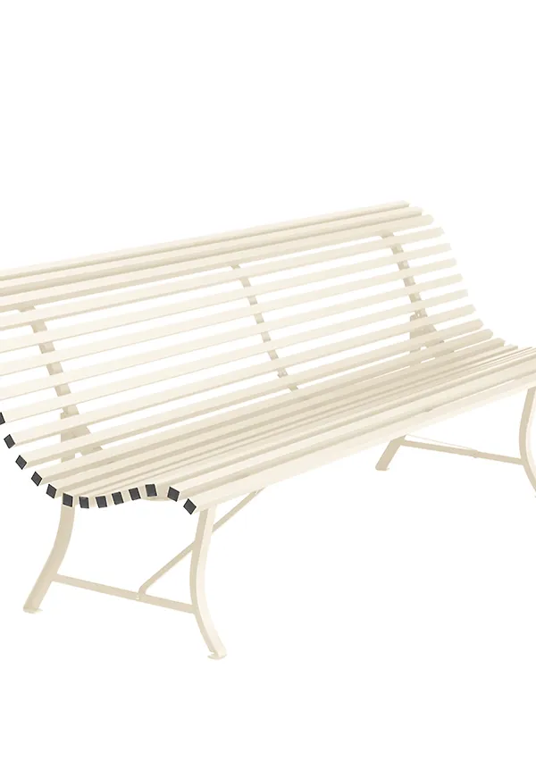 Beige Fermob-trädgårdsbänk i riktigt snygg modell.