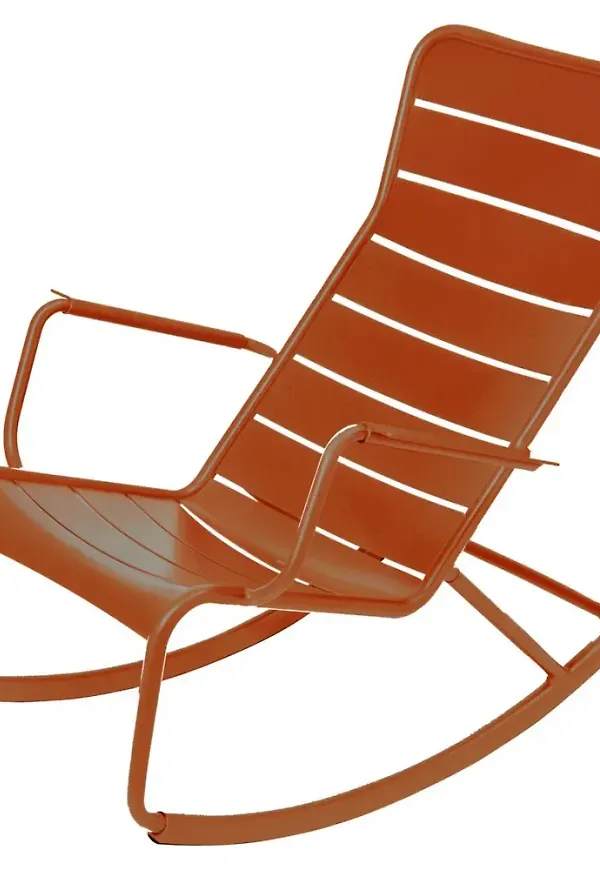 Orange Fermob-stol i ikonisk modell.