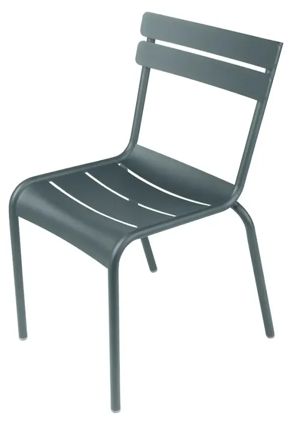 Modern stol i aluminium från Fermob.