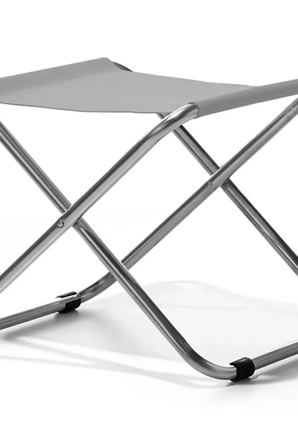 Stilriktig fotpall i grå färg gjord i aluminium.