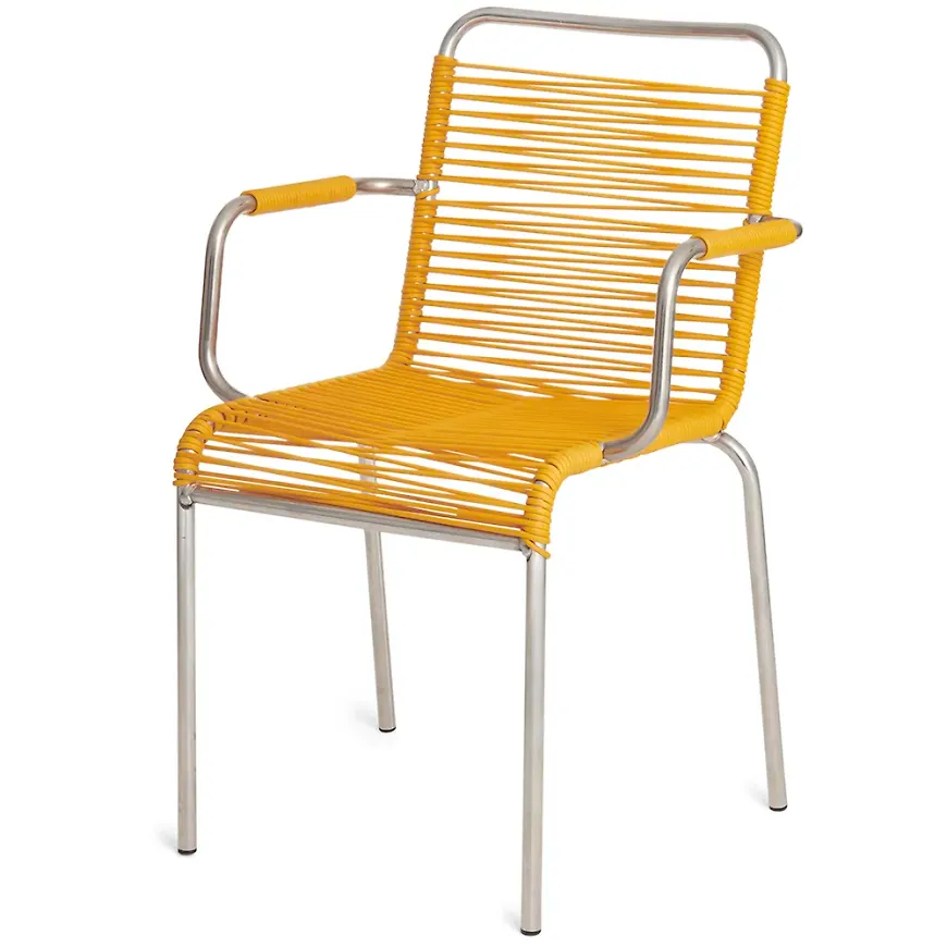 Komfortabel karmstol 2024 från Fiam.