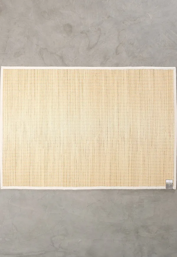 Smickrande matta i beiget från Finarte.