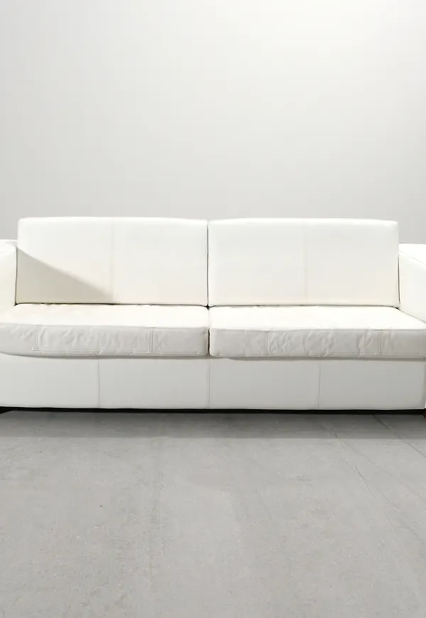 Riktigt fin skinnsoffa i vitt från Finlandia.