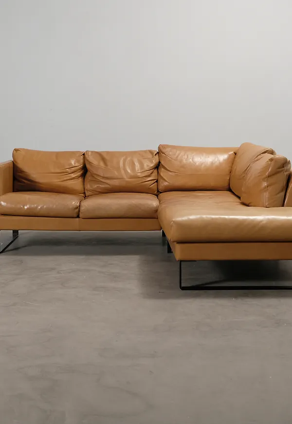 Stilriktig skinnsoffa i brunt från FINSOFFAT.