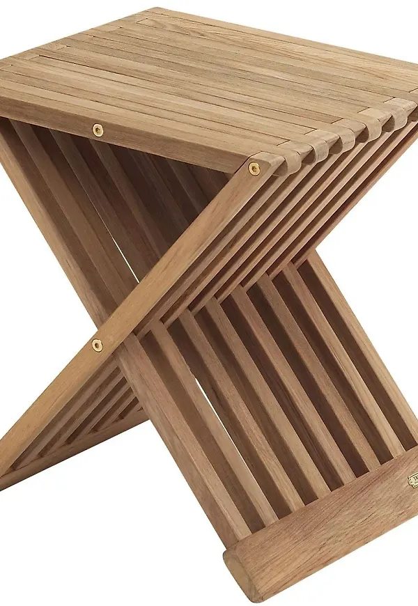 Trendig teaksidobord 2025 från Skagerak.