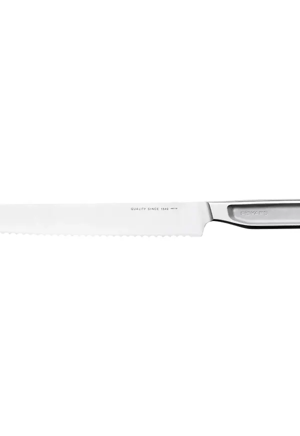 Silverfärgad Fiskars-brödkniv i vacker modell.