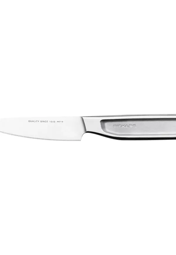 Silverfärgad Fiskars-grönsakskniv i elegant modell.