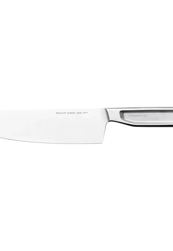 Komfortabel santokukniv i silverfärgade från Fiskars.