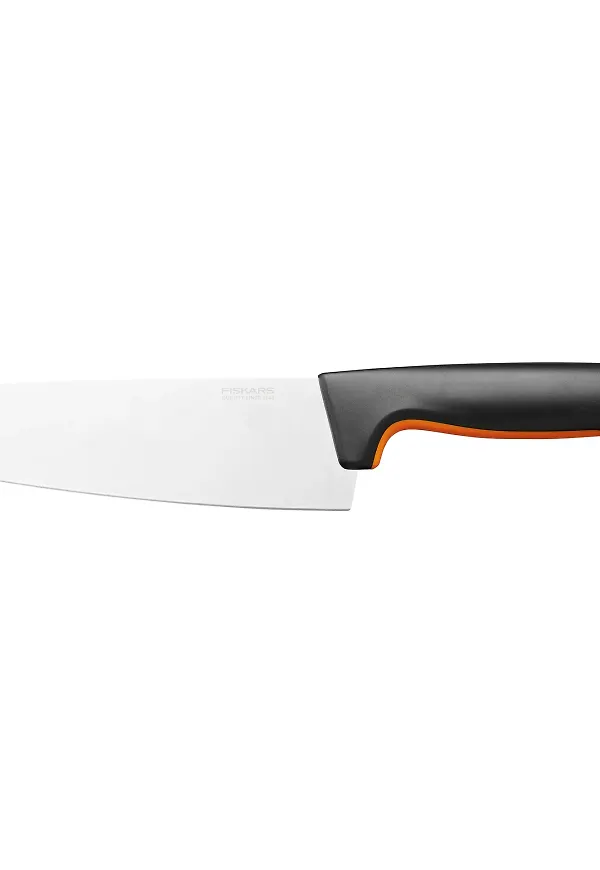 Svart Fiskars-santokukniv i elegant modell.