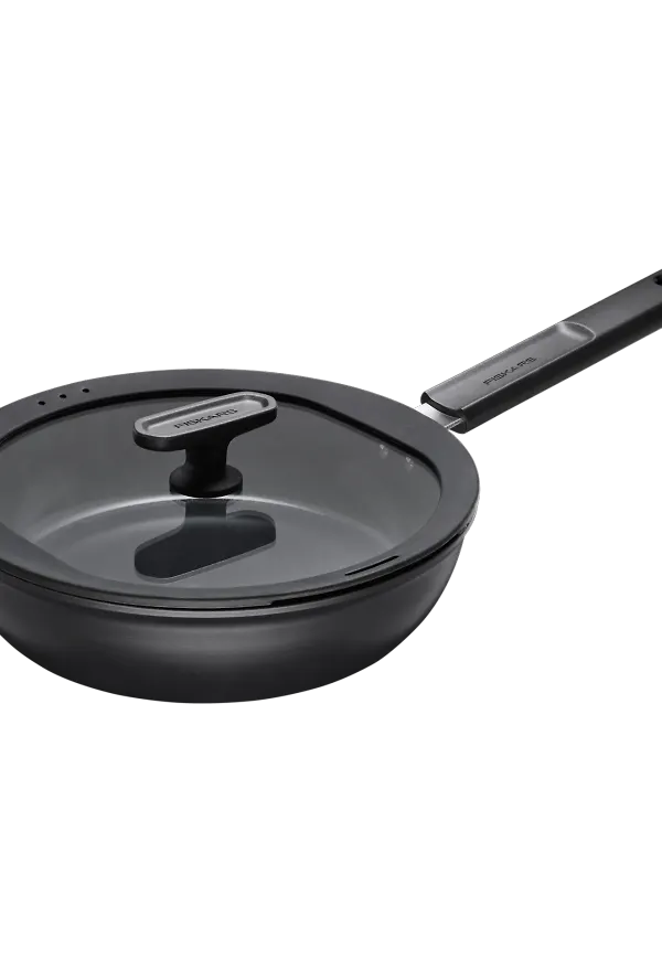 Svart Fiskars-traktörpanna i riktigt trendig modell.