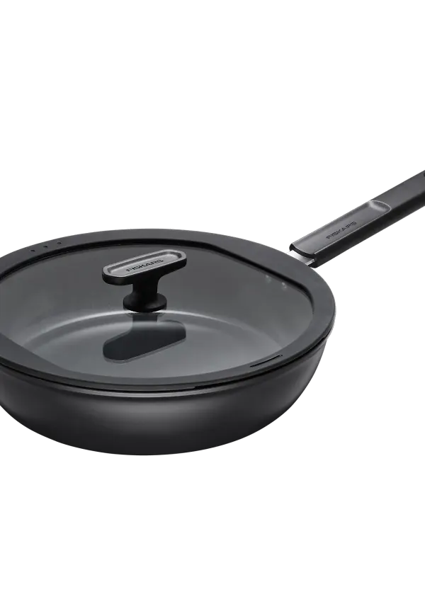 Svart Fiskars-traktörpanna i riktigt snygg modell.