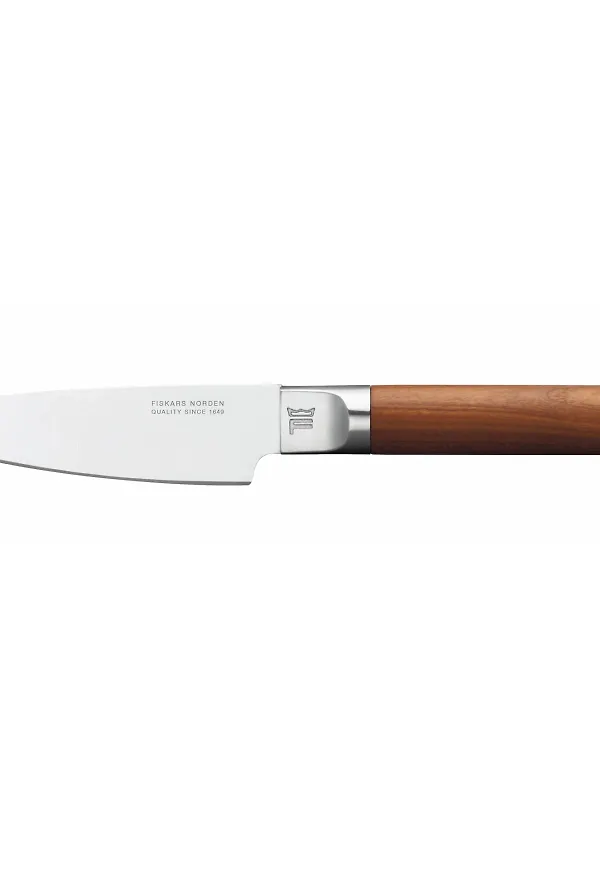 Brun Fiskars-grönsakskniv i riktigt snygg modell.