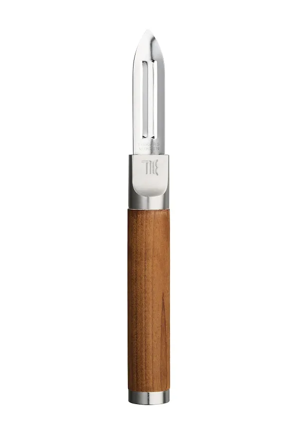 Silverfärgad Fiskars-potatisskalare i superfin modell.