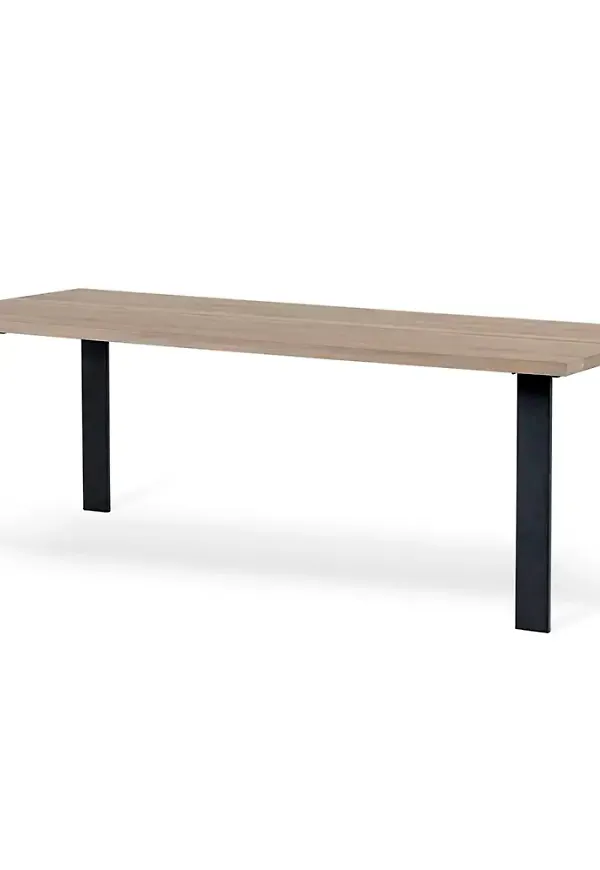 Elegant matbord i ek 2026 från Torkelson.