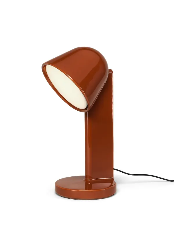 Röd Flos-lampa i stilriktig modell.