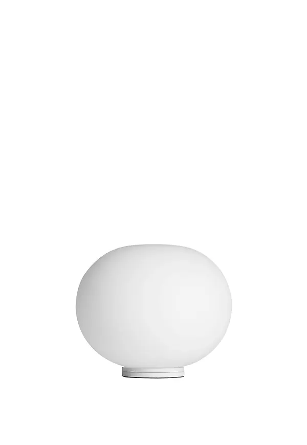 Elegant bordslampa 2026 från Flos.