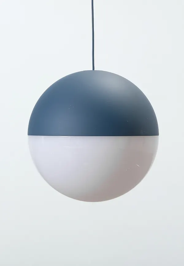 Supersnygg blå lampa i aluminium från Flos.