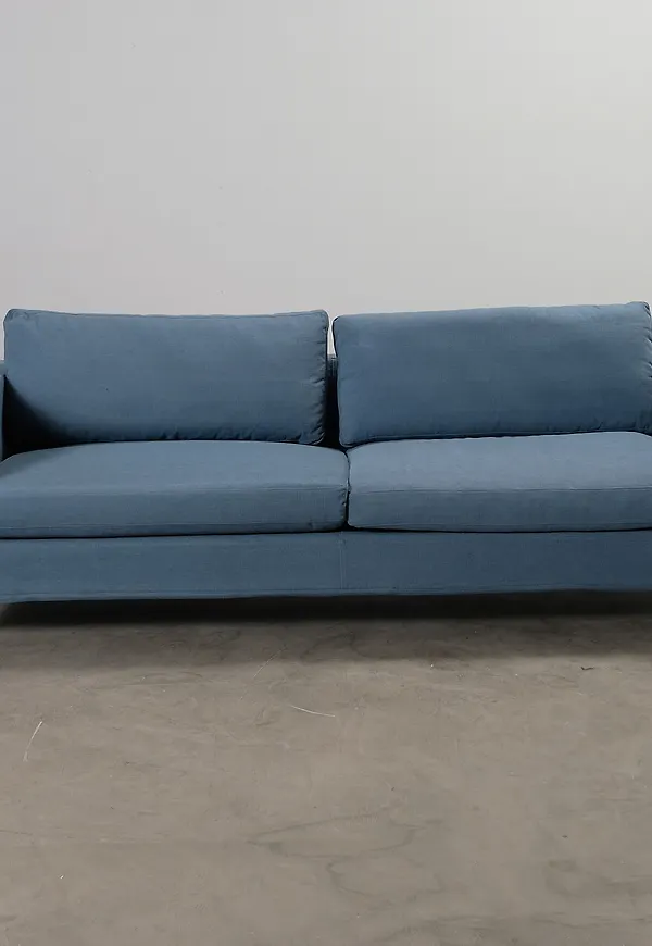Moderiktig soffa i blått från Fogia.