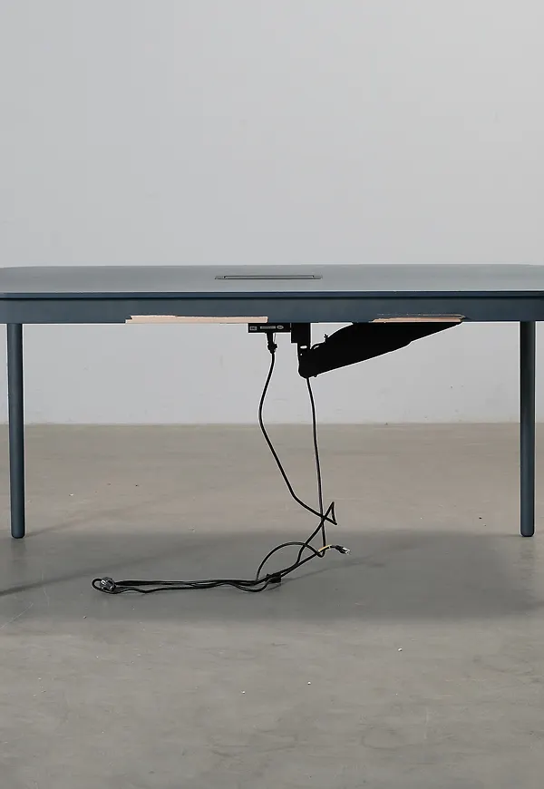 Ikonisk konferensbord i petrol från Fogia.