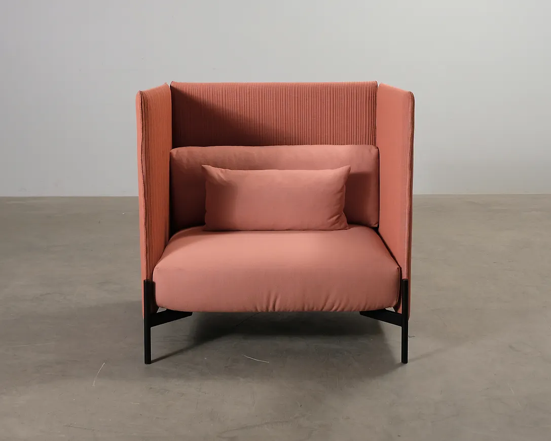 Fantastiskt snygg fåtölj i rött från Fogia.