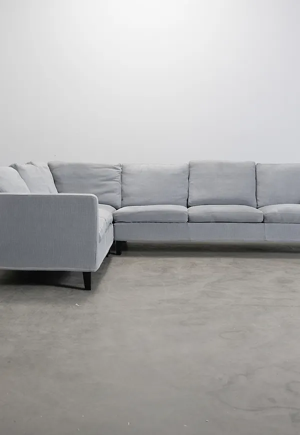 Grå Fogia-soffa i stilriktig modell.