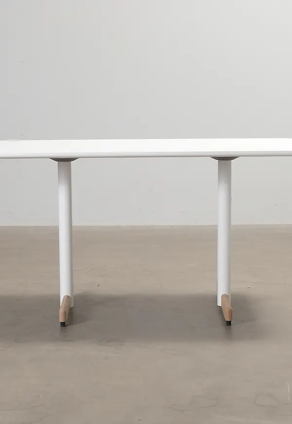 Exklusiv arbetsbord i vitt från Fora Form.