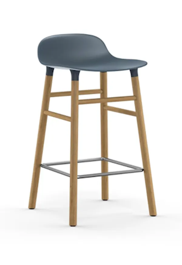 Fantastiskt snygg blå stol i ek från Normann Copenhagen.