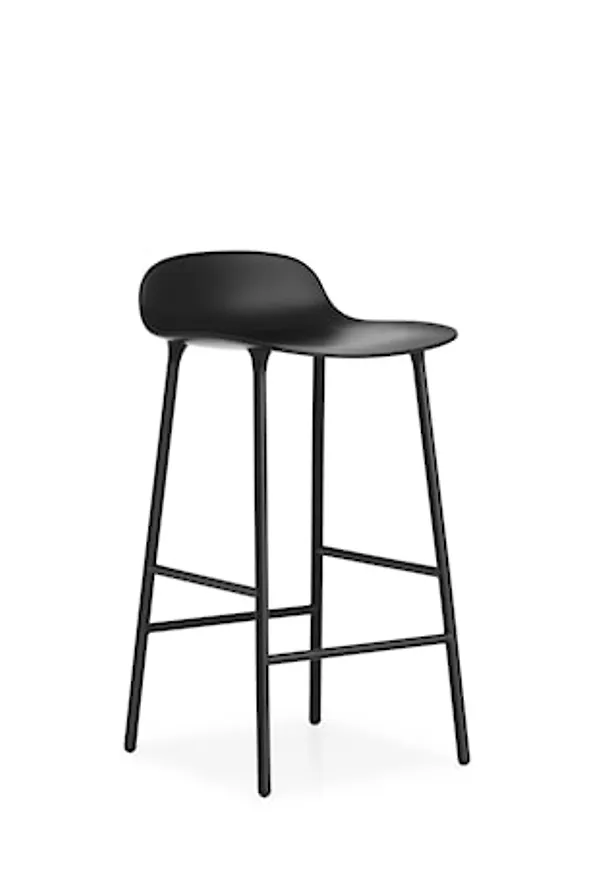 Jättefin svart barstol 2025 från Normann Copenhagen.