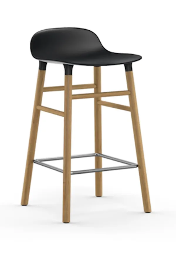 Riktigt trendig svart barstol i ek från Normann Copenhagen.