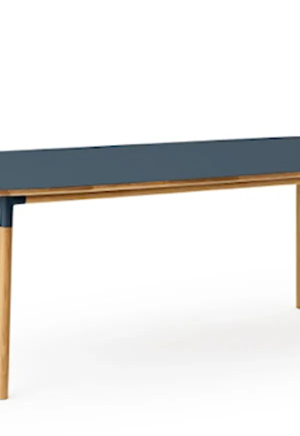 Fin matbord i ek 2025 från Normann Copenhagen.